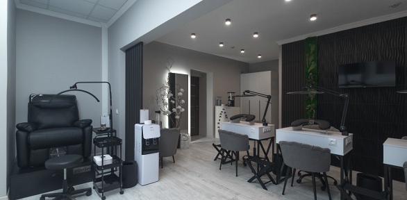 Маникюр и педикюр с покрытием гель-лаком в салоне красоты AlloBeauty