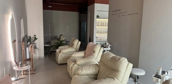 Практика для лица в студии по уходу за лицом FaceRoom
