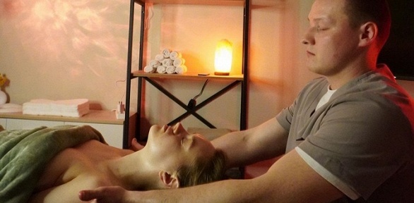 Классический или расслабляющий массаж в студии «Объятия»