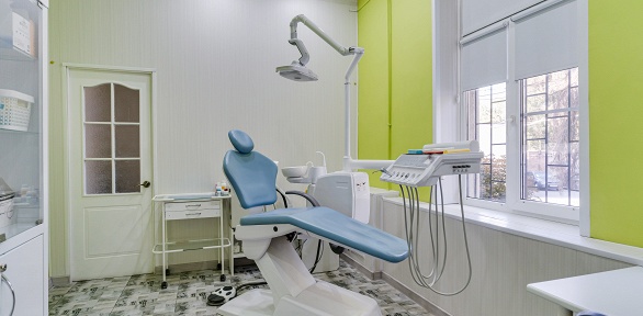 Чистка зубов в стоматологии «Добродент»