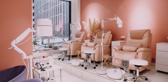 Маникюр и педикюр с покрытием гель-лаком в салоне Sandra Beauty