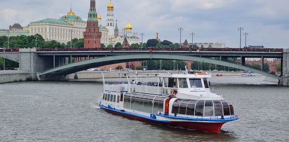 Панорамный теплоход с аудиогидом от парка «Зарядье» до Киевского вокзала