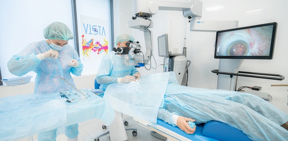 Операция по замене хрусталика в центре инновационной офтальмологии Vista