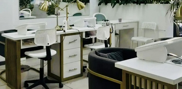 Маникюр и педикюр с покрытием гель-лаком в салоне красоты «Алина Нейлс»