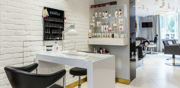 Маникюр и педикюр с покрытием гель-лаком в салоне красоты «Краса»