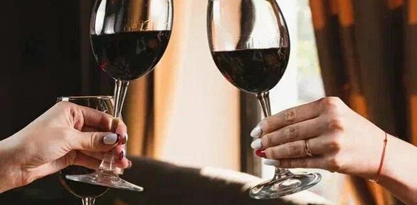 Всё меню и напитки с подарком в кафе «Сололаки»