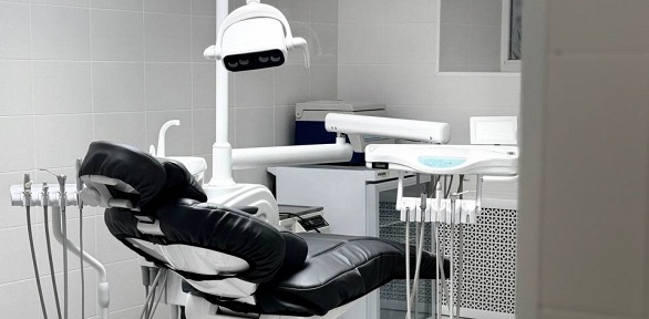 Комбинированная чистка зубов в стоматологической клинике «Зубное место»