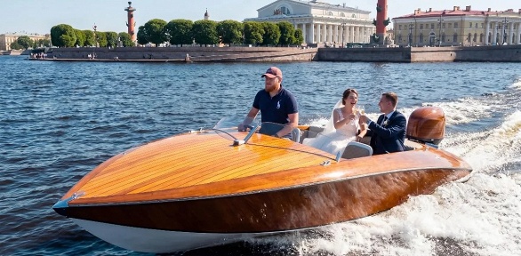 Прогулка на катере «Ода» по центру Санкт-Петербурга
