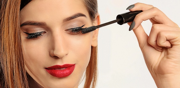 Уход за бровями и ресницами, наращивание ресниц в салоне красоты «Декольте»