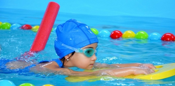 Занятия по плаванию в оздоровительном центре «Аквашкола на Шифрина»
