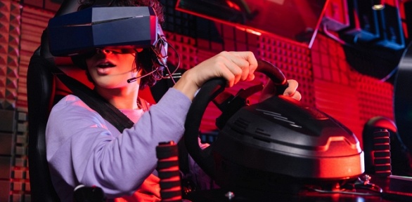 Гонки в симрейсинг-клубе «Лихие девяностые»