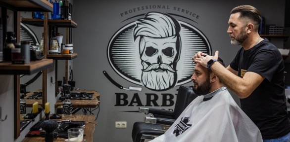 Мужская стрижка с коррекцией бороды в барбершопе BarberPoint