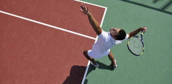 Игра в большой теннис на открытом корте в теннисном клубе «Ореховая роща»