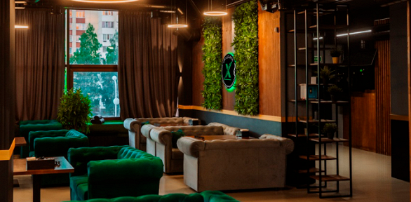 Меню, напитки и паровые коктейли в центре «Хука Lounge»