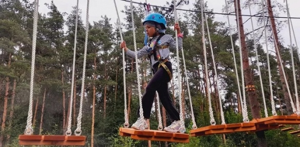 Посещение у озера веревочного парка North Park