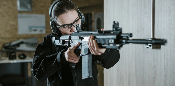 Стрельба из автомата, пистолета и лука в клубах Shooter