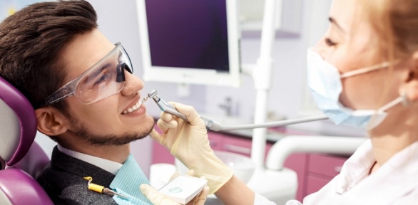 Гигиеническая чистка зубов или лечение кариеса в клинике «Лотос Клиник»