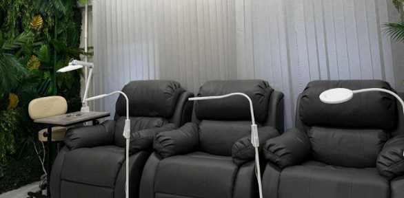 Маникюр и педикюр с покрытием гель-лаком в салоне красоты «Мари Рейс»