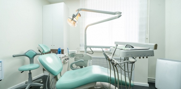 Чистка, фторирование, лечение или удаление зубов в клинике «Дентика»