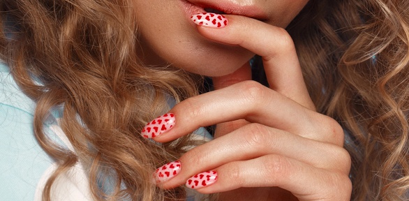Маникюр и педикюр с покрытием гель-лаком в салонах «Мона Лиза» и «Стиль»