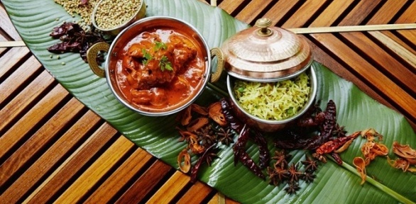 Блюда и напитки в индийском кафе Tandoor & Grill