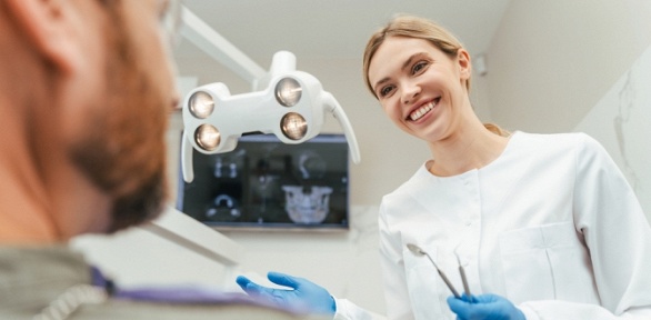Чистка зубов, лечение кариеса, удаление зубов в стоматологии Dental Clinic