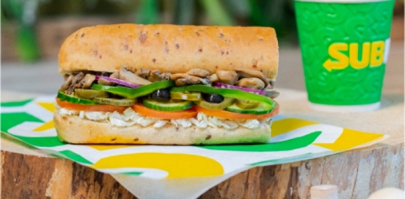Сэндвичи, салаты или роллы в ресторане быстрого питания Subway за полцены