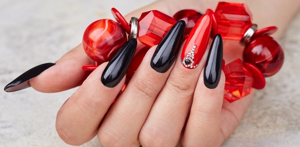 Маникюр и педикюр с покрытием гель-лаком в ногтевой студии «Острые коготки»