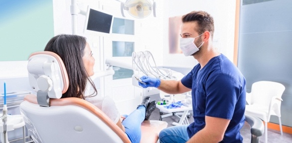 Гигиена полости рта с чисткой зубов и лечение кариеса в центре «Дан Клиник»