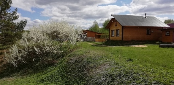 <b>Скидка до 45%.</b> Отдых на берегу реки Малый Киржач в окружении леса в гостевом доме с камином, баней или без на базе отдыха «Речная Заимка»