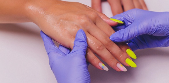 Маникюр и педикюр с покрытием гель-лаком в салоне красоты «Анюта»