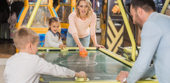 Посещение аттракциона «Пол — это лава» или игра в аэрохоккей в CrazyDrift