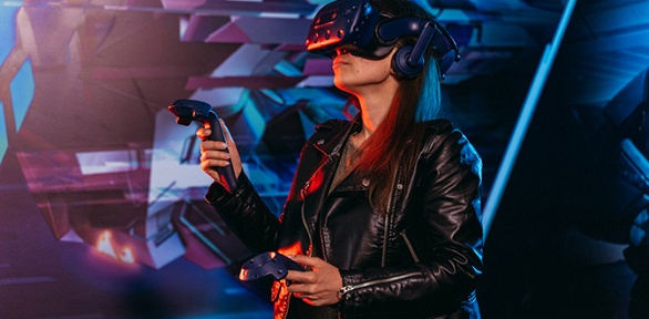 Игра в шлеме виртуальной реальности в клубе PlayVR