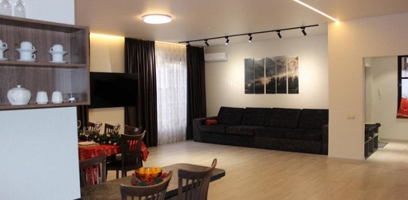 <b>Скидка до 30%.</b> Отдых с баней, купелью и бассейном в Красной поляне для компании до 14 человек в «Доме из кедрового сруба» 250 кв. м