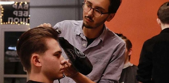 Мужская стрижка и оформление бороды в барбершопе Red Bird Barbershop