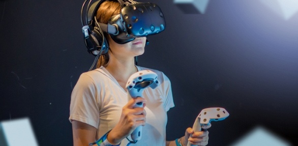 Игра в шлеме HTC Vive в клубе виртуальной реальности VRSpace