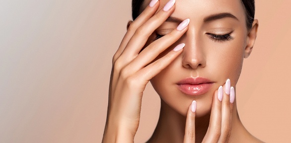 Маникюр и педикюр с покрытием гель-лаком в студии красоты «Лакки Аси»