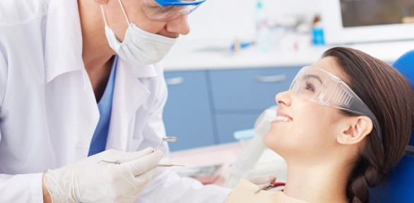 Чистка зубов, лечение кариеса в стоматологической клинике «Академия Дент»