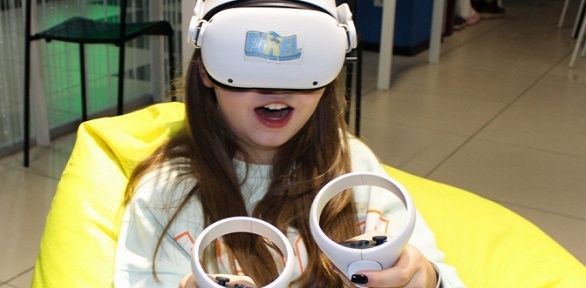 30 или 60 минут игры в шлеме виртуальной реальности в клубе Pixel