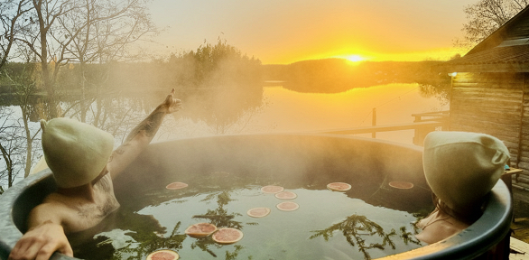 Отдых на берегу озера с питанием, баней и чаном в экоотеле «Киногородок»