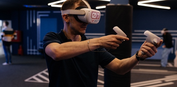 Игра в шлеме на арене виртуальной реальности в клубе Another World