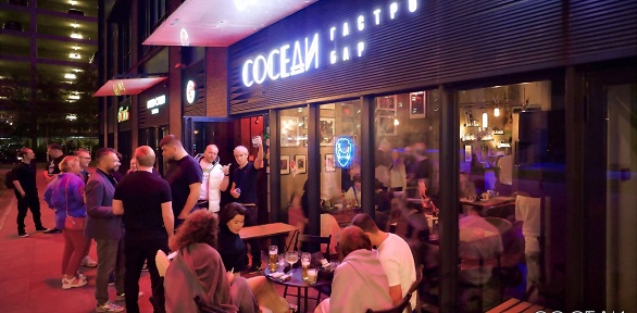 Всё меню кухни и напитки в баре «Соседи»