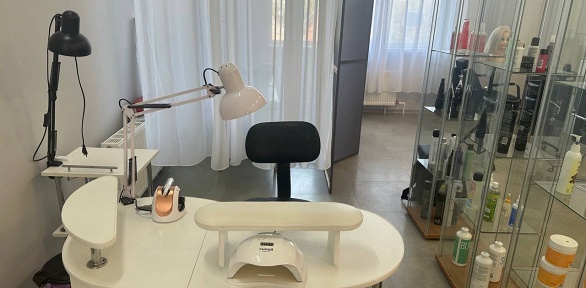 Маникюр и педикюр с покрытием гель-лаком в студии красоты «Эстетика»