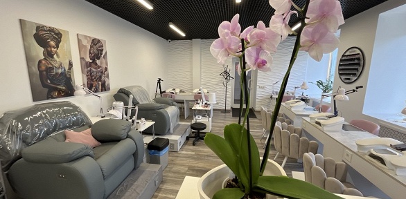 Маникюр и педикюр в бьюти-пространстве 13 Lunas