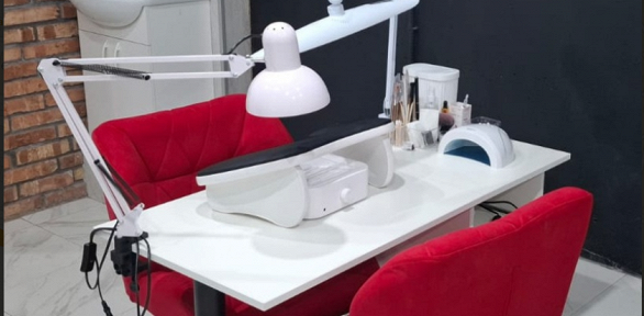 Маникюр и педикюр с покрытием гель-лаком в ногтевой студии Flirt Nails