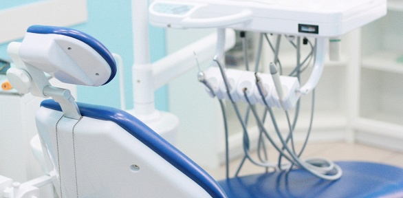 Профессиональная гигиена и лечение кариеса в клинике «Омега»