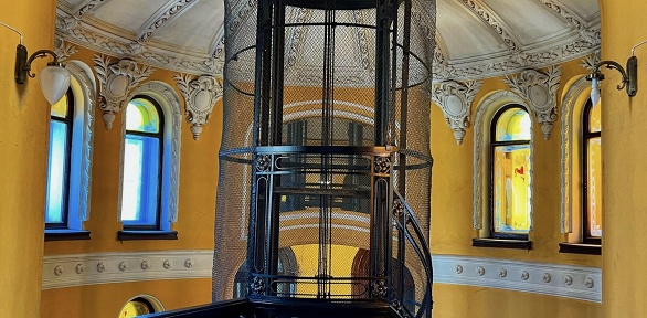 Экскурсия по дворам и парадным от компании «Секретный Петербург»