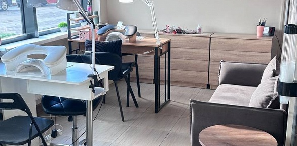 Маникюр и педикюр с покрытием гель-лаком в студии маникюра «Люби себя»