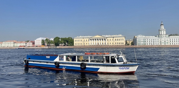 <b>Скидка до 51%.</b> Билет на прогулку на теплоходе с причала Университетская набережная 3 от компании «Драйвер»