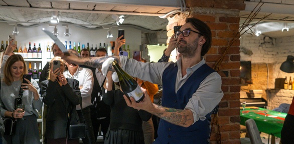 Интерактивное шоу «Винное казино» в школе сомелье WineJet